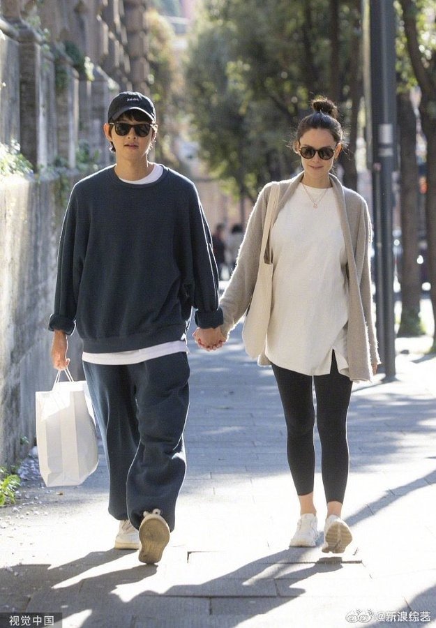 Song Joong ki et Katy Louise Saunders